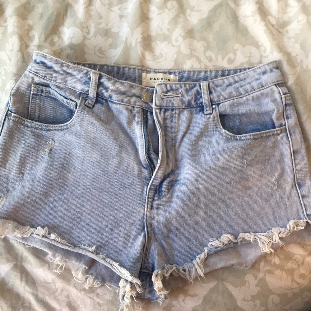 Light wash frayed hem jean shorts